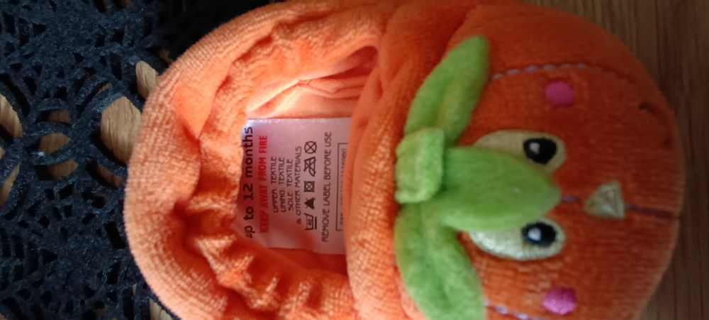 Dwa śliniaki i papcie w dynie na Halloween