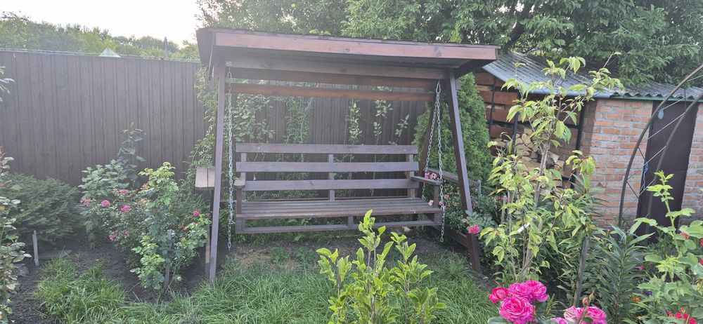 Продам шикарну дачу в якій можна жити поруч блакитні озера