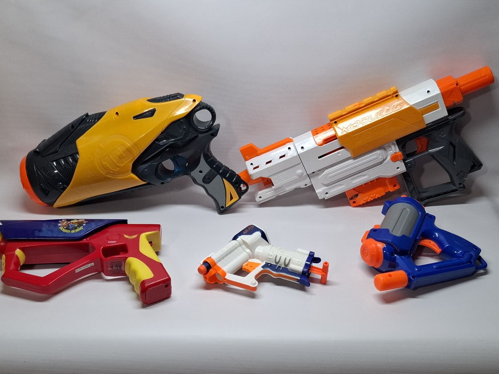 Бластеры Nerf и wonder woman