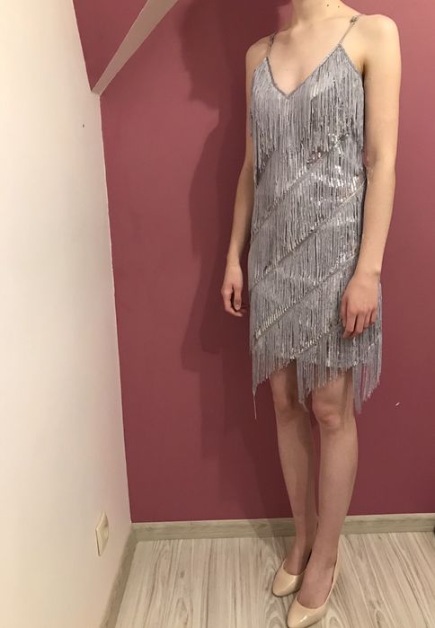 Sukienka z deklotem w trójkąt i regulowanymi ramiączkami