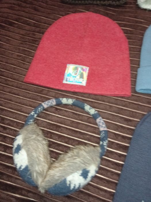 Зимние шапки  б/у, курточки на девочку