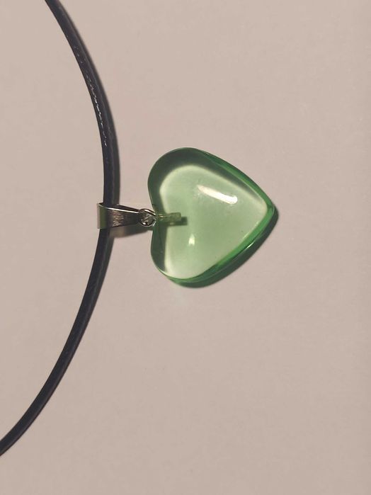 Colar Coração Verde– Pingente Transparente, Fio Preto Leve e Ajustável