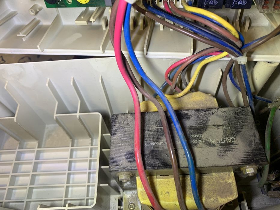 Бесперебойник инвертор 12. 220 на ремонт или запчасти