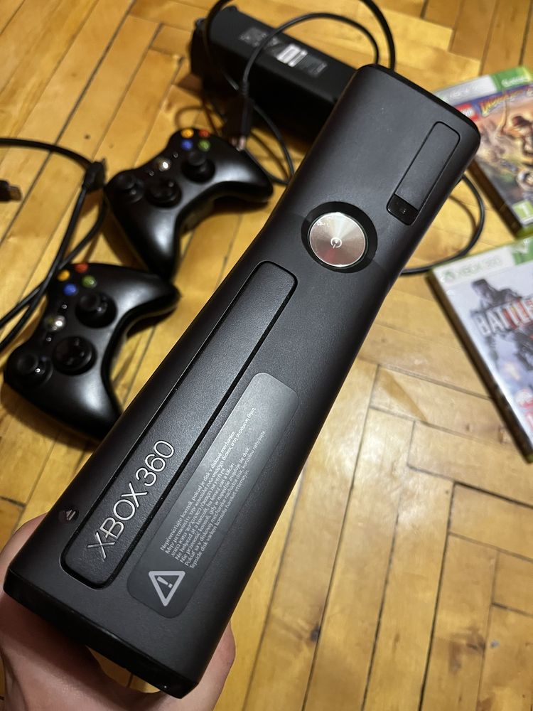 Xbox 360 + 2 геймада провода и 8 дисков