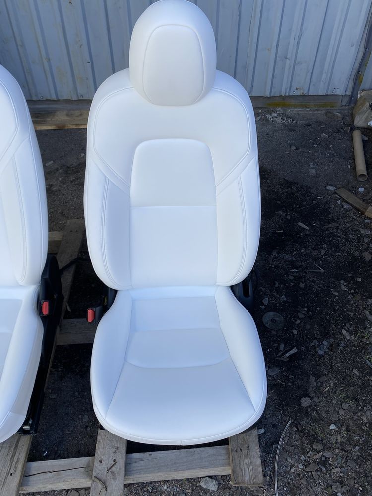 Tesla model Y 2023 салон сиденья крісла автосидіння білі белие