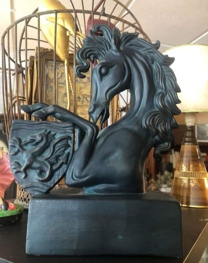 Elegante Estatueta Busto Cavalo com Brasão de Dragão medieval