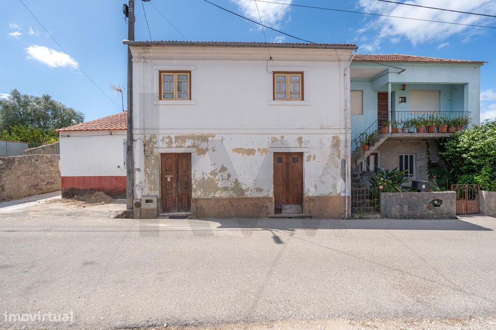 Moradia T2 para Recuperar com Terraço – Próximo da Vila de Soure