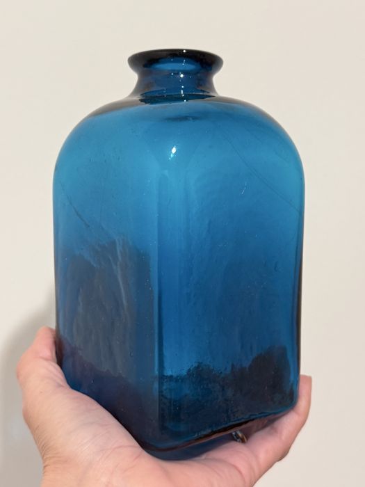 Szklany niebieski wazon