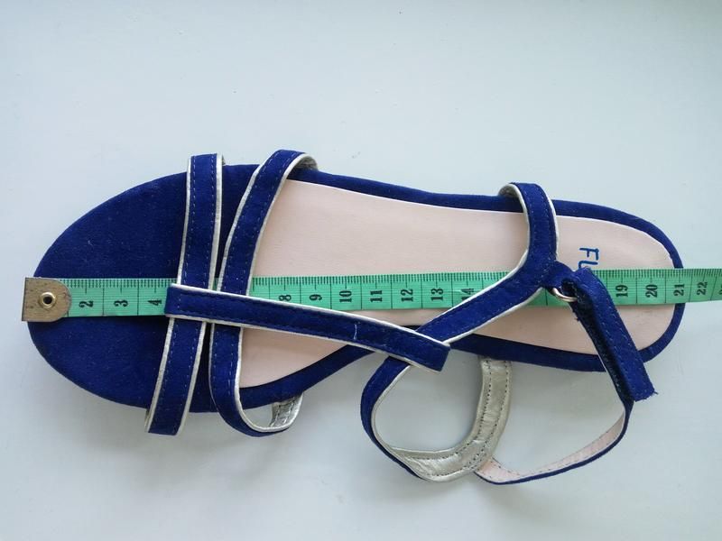 Новые босоножки сандалии Т пряжкою на липучках для девочки Италия