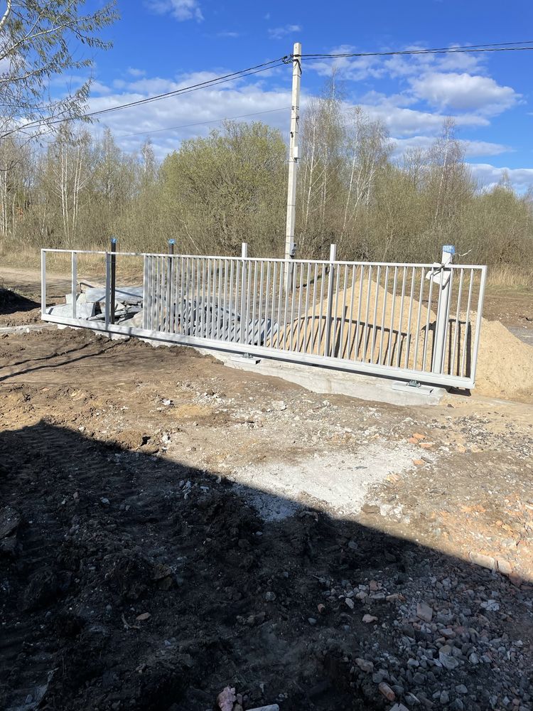 Зварювальник, сварщик.