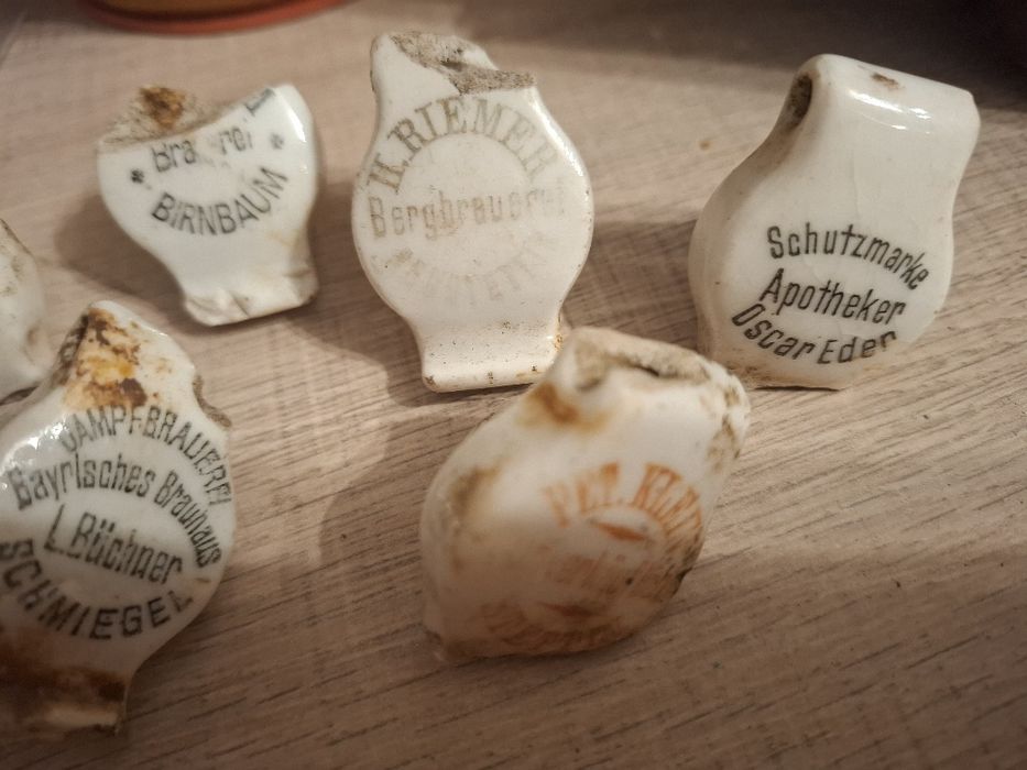 Zestawvporcelanek,korków od piwa.Schmiegel,Pinne.Pniewy