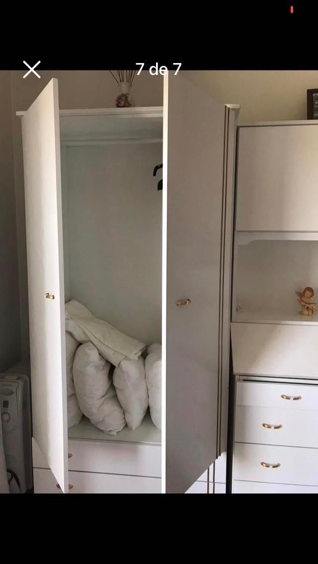 Quarto de solteiro completo com cama, armário e escrivaninha