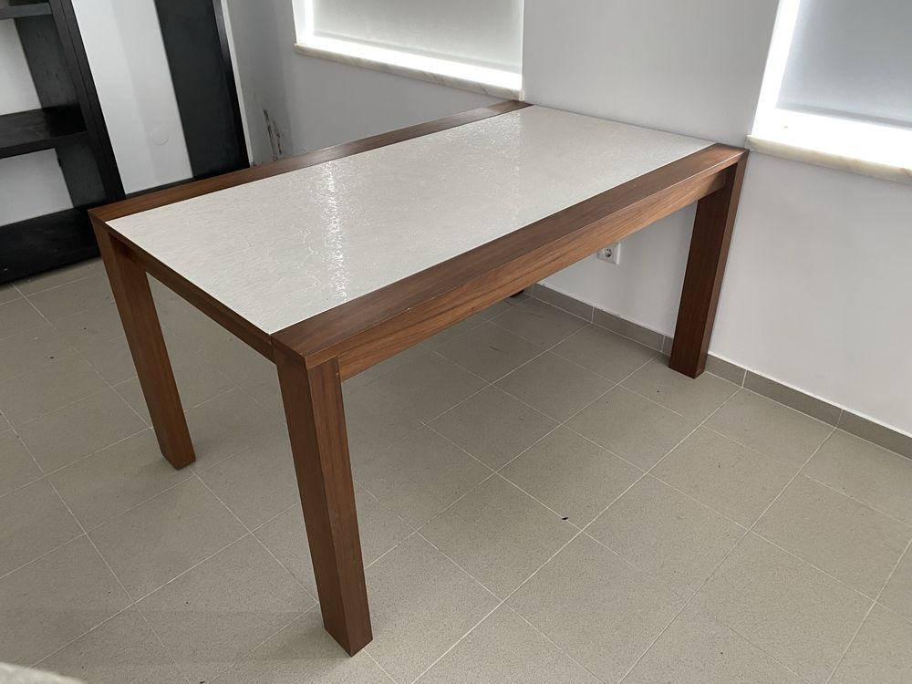 Mesa de madeira com tampo de vidro branco