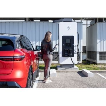 Зарядна станція Schneider Electric EVlink Pro DC 120 / 150 / 180