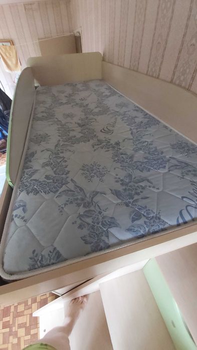 Детская двухярусная кровать