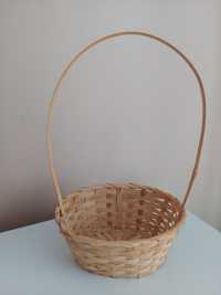 Maly wiklinowy koszyk prezentowy lub florystyczny