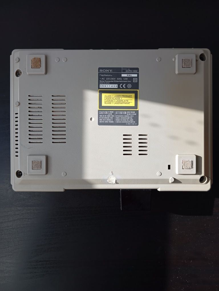 PlayStation SCPH-1002 + comandos e cabos