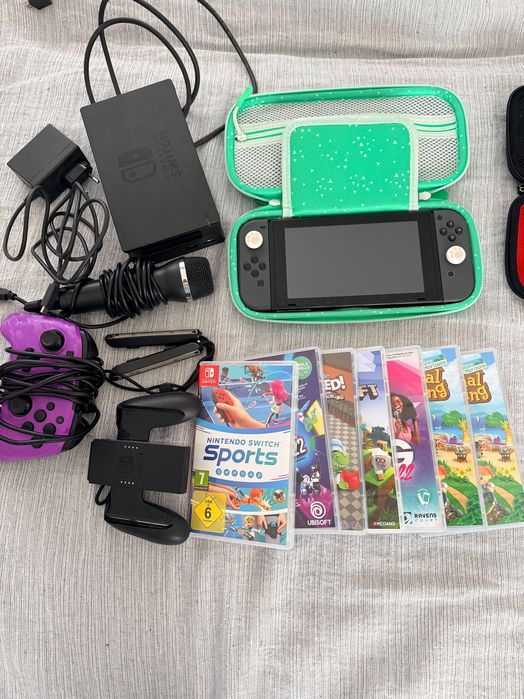 Duas Nintendo para venda, com jogos e todos os acessórios .