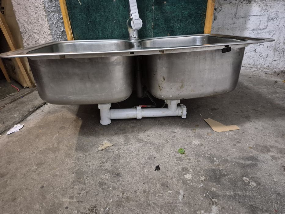 Zlewozmywak dwukomorowy z baterią