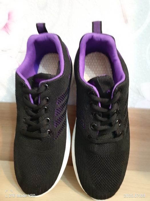 Кросівки   жіночі