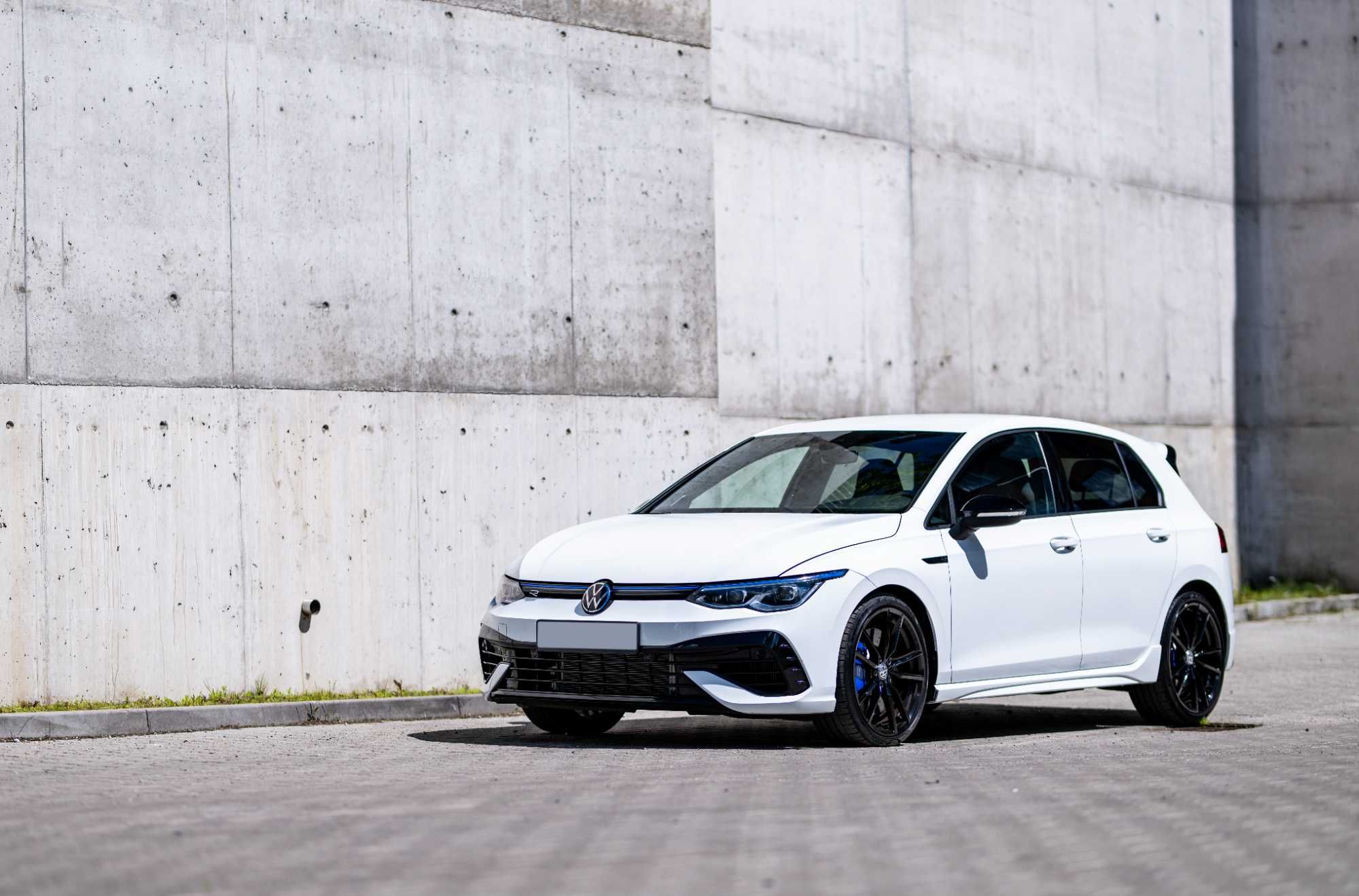 Wynajem samochodu VW Golf 8R wydech AKRAPOVIC