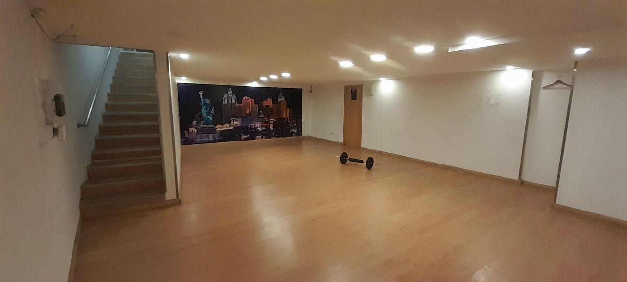 Alugo espaço com +/- 50m²