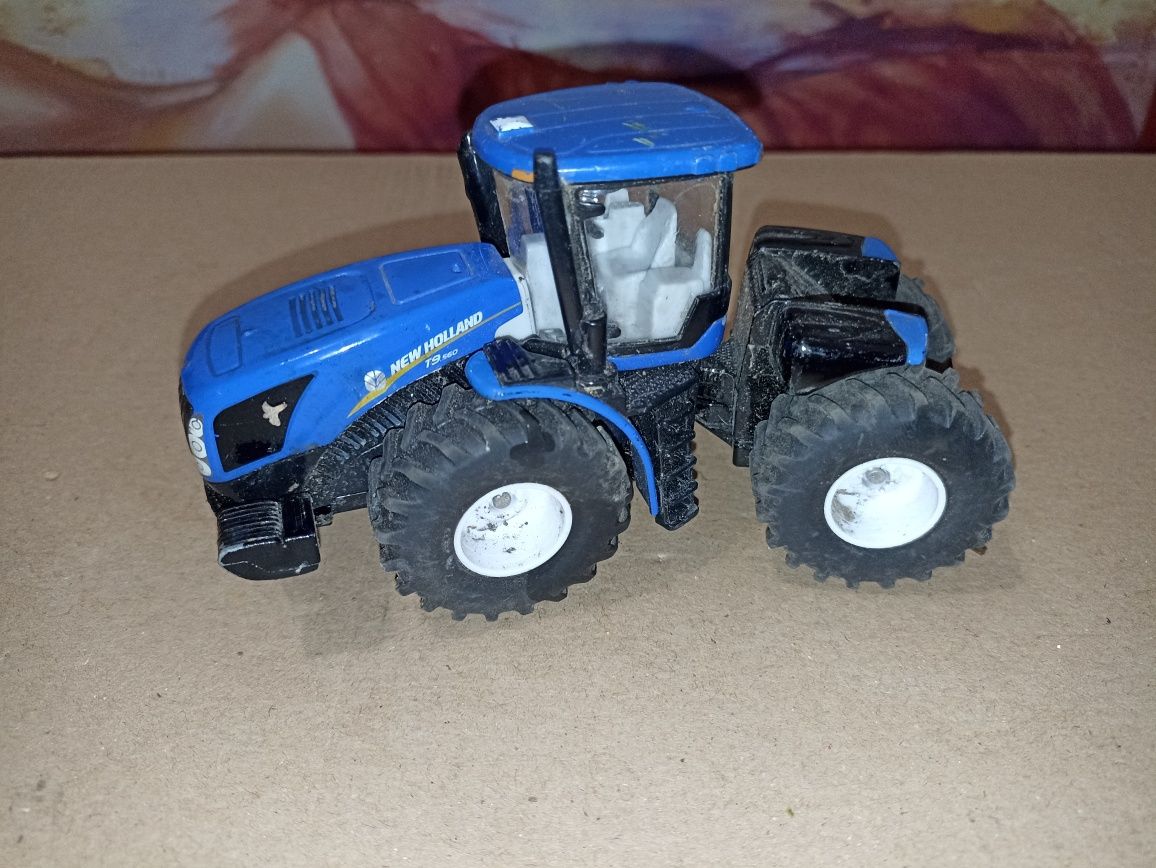 Model Traktor ciągnik rolniczy New Holland T9.560 siku