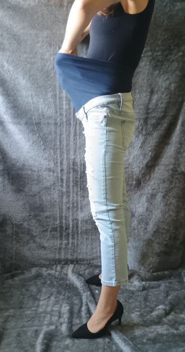 Dżinsy ciążowe do kostek z przetarciami