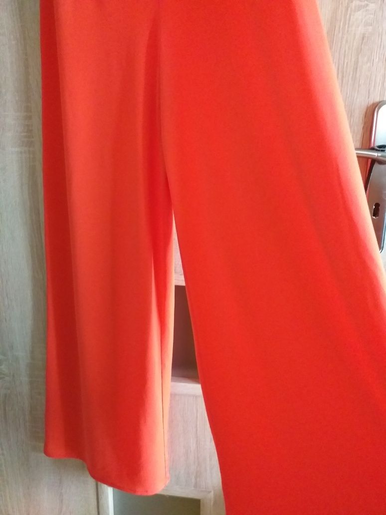 Elegancki kombinezon bez rękawów w pięknym kolorze