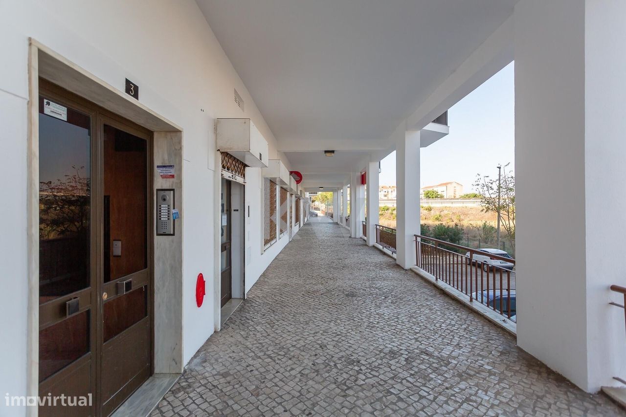 Espaço comercial de 70 m2 em Verderena, Barreiro – Disponível para ven