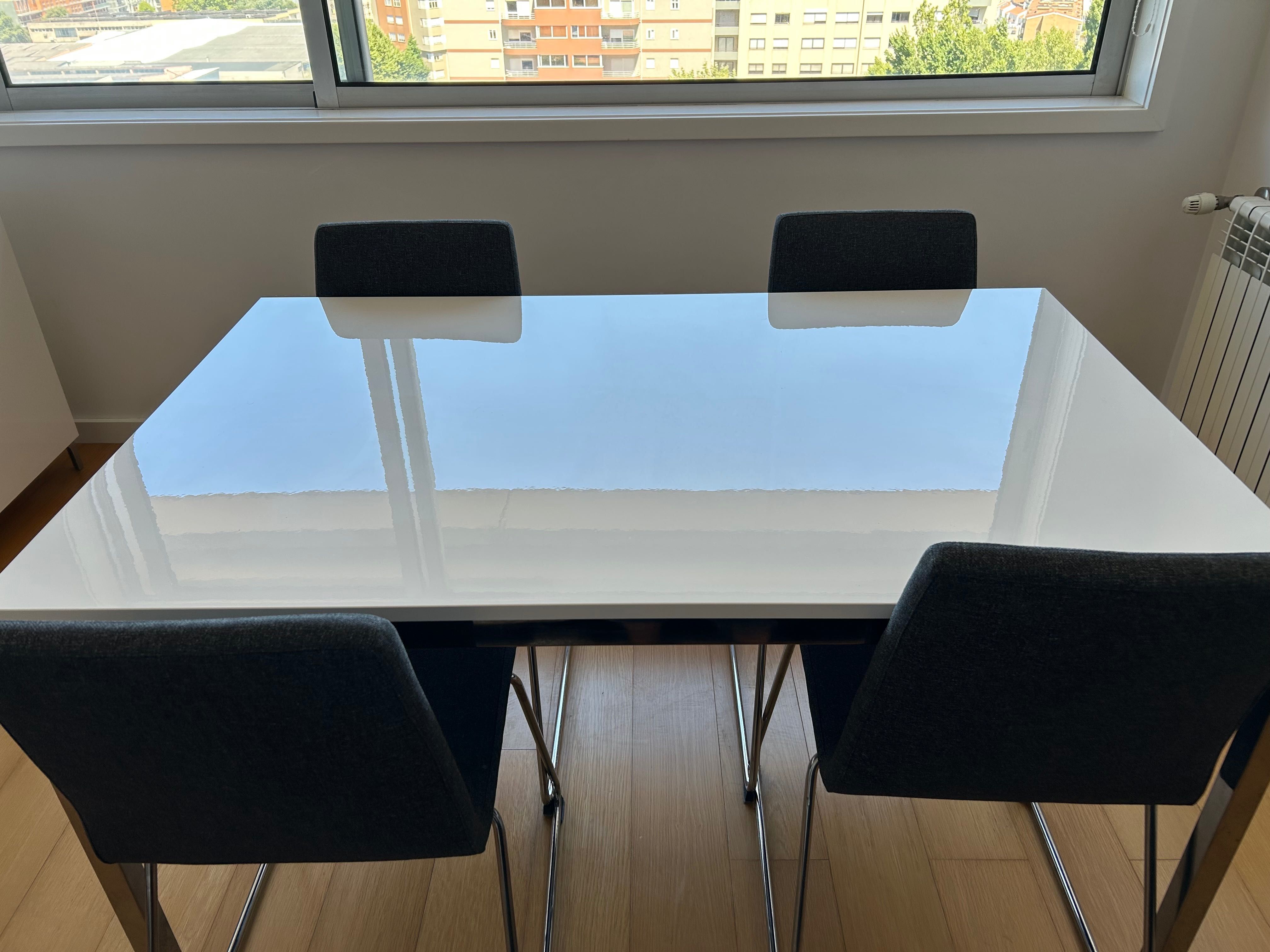 Mesa de jantar com 4 cadeiras