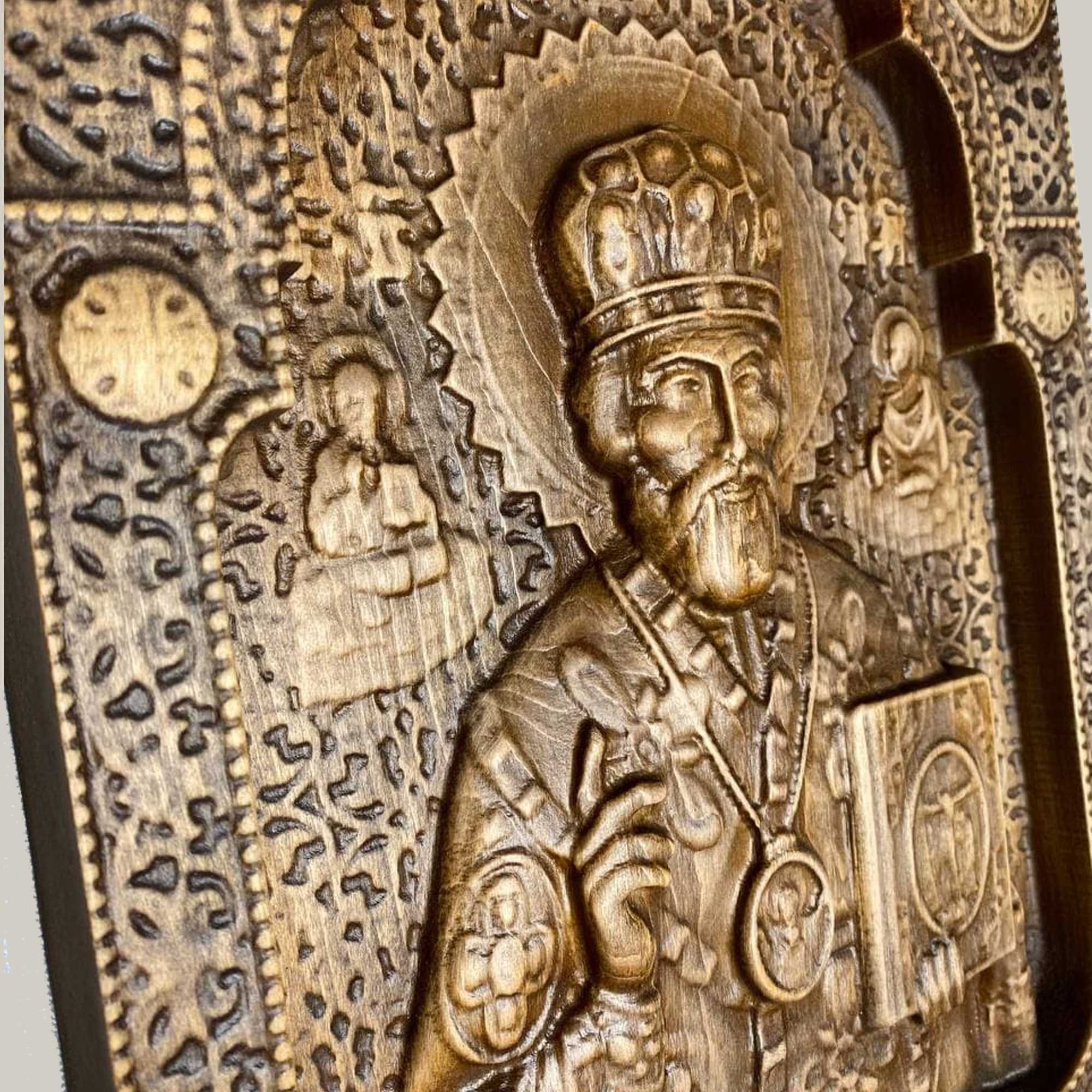 Різьблена дерев'яна ікона Святого Миколая Чудотворця