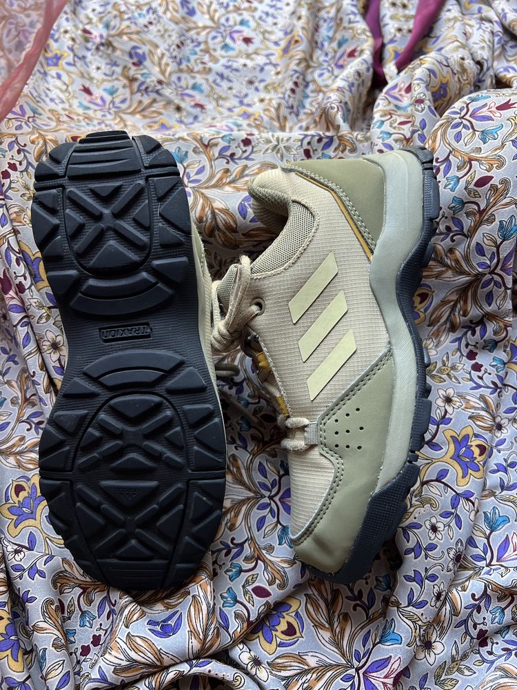 Ténis Adidas para caminhada Tam 32
