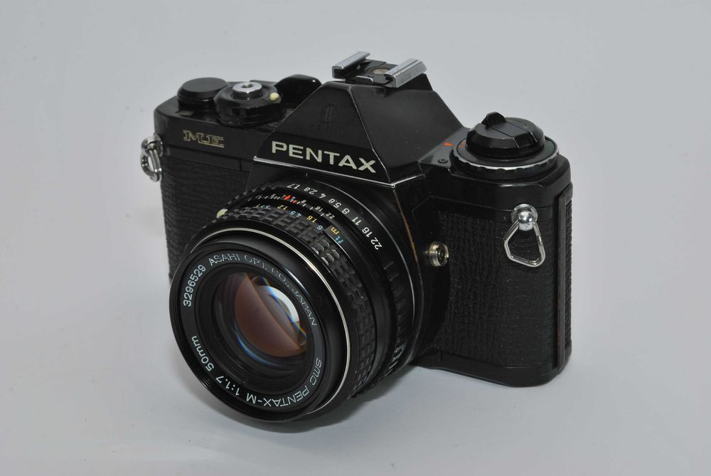 Aparat analogowy Pentax MV1 wraz z obiektywem 50mm 1.7