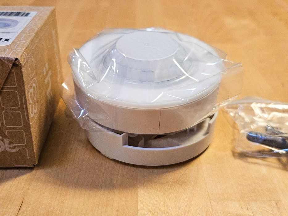 Detetor de movimento 360° saliente/embutir creme – HAGER EE805A/EE804A