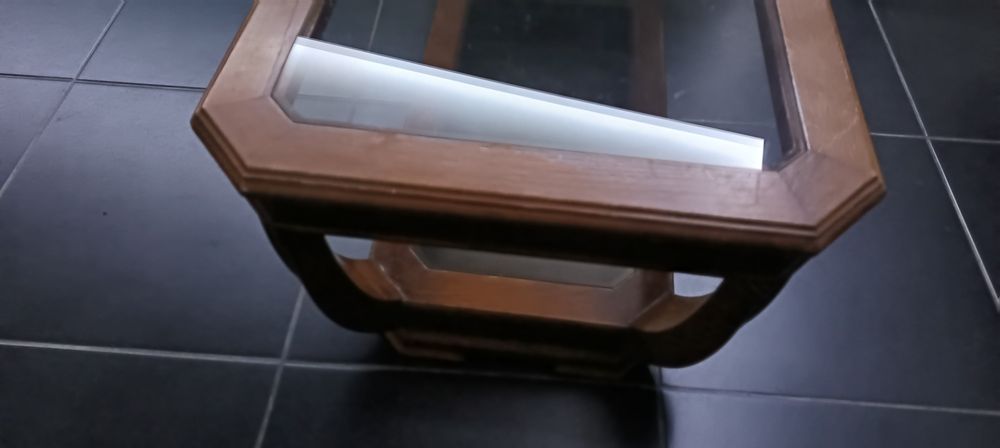 Mesa de sala de madeira e vidro usada.
Com marca de uso, mas em estado