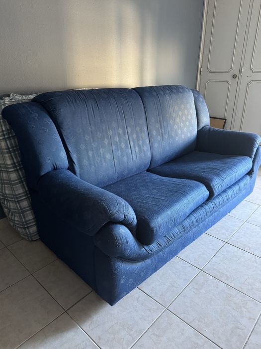 Sofá cama com muito uso