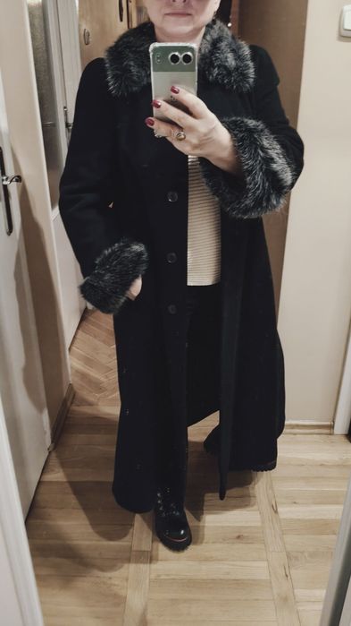 Płaszcz czarny wełniany jesienno zimowy