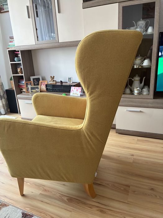 Fotel uszak z Agatą Mebke kolor miodowy