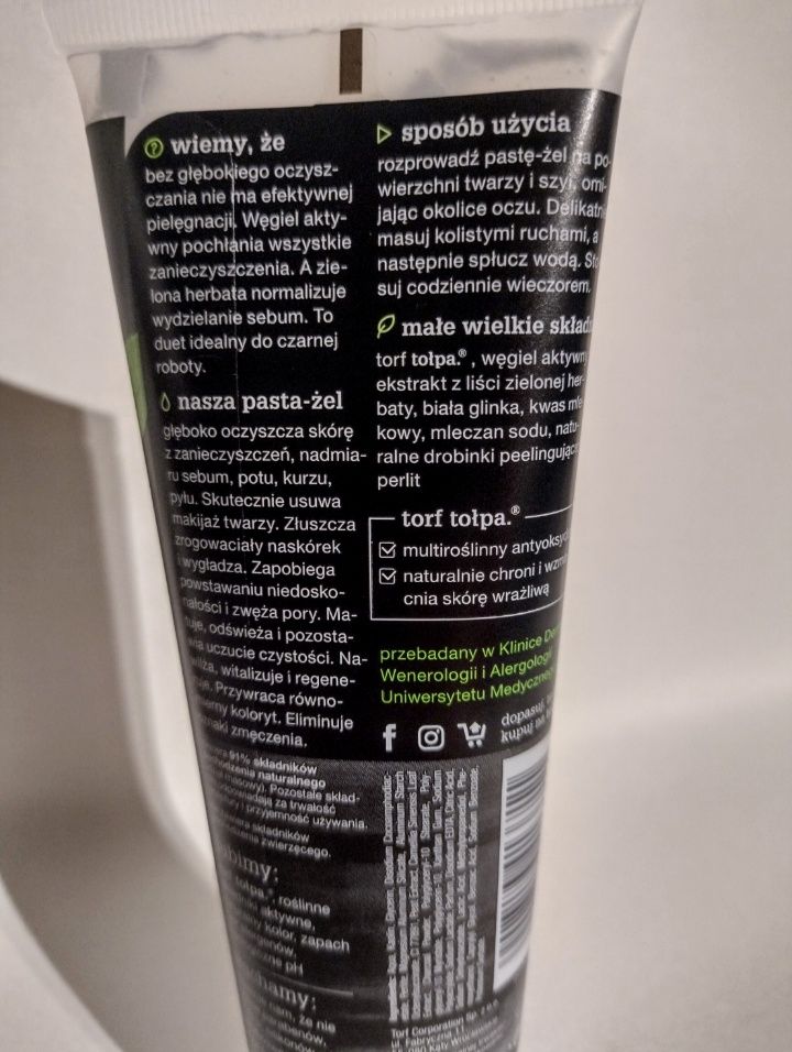 Węglowa pasta-żel złuszczająca do mycia twarzy Tolpa green detox