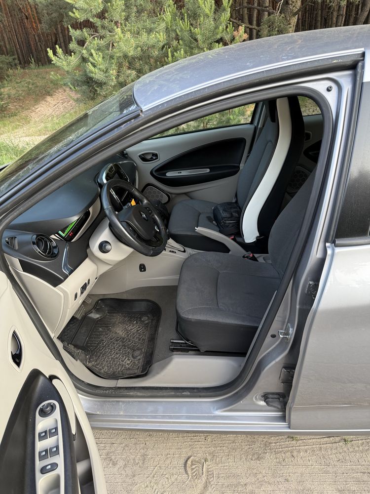 Продам Renault Zoe 2016 22 кВт в максимальной комплектации