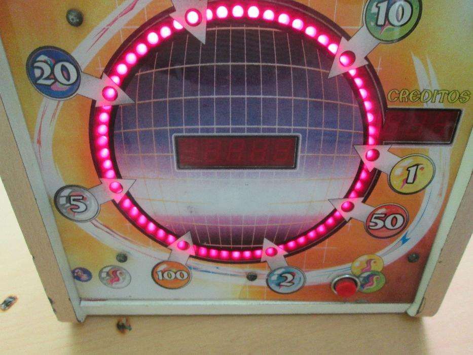 Maquina de entretenimento com luzes e numeros
