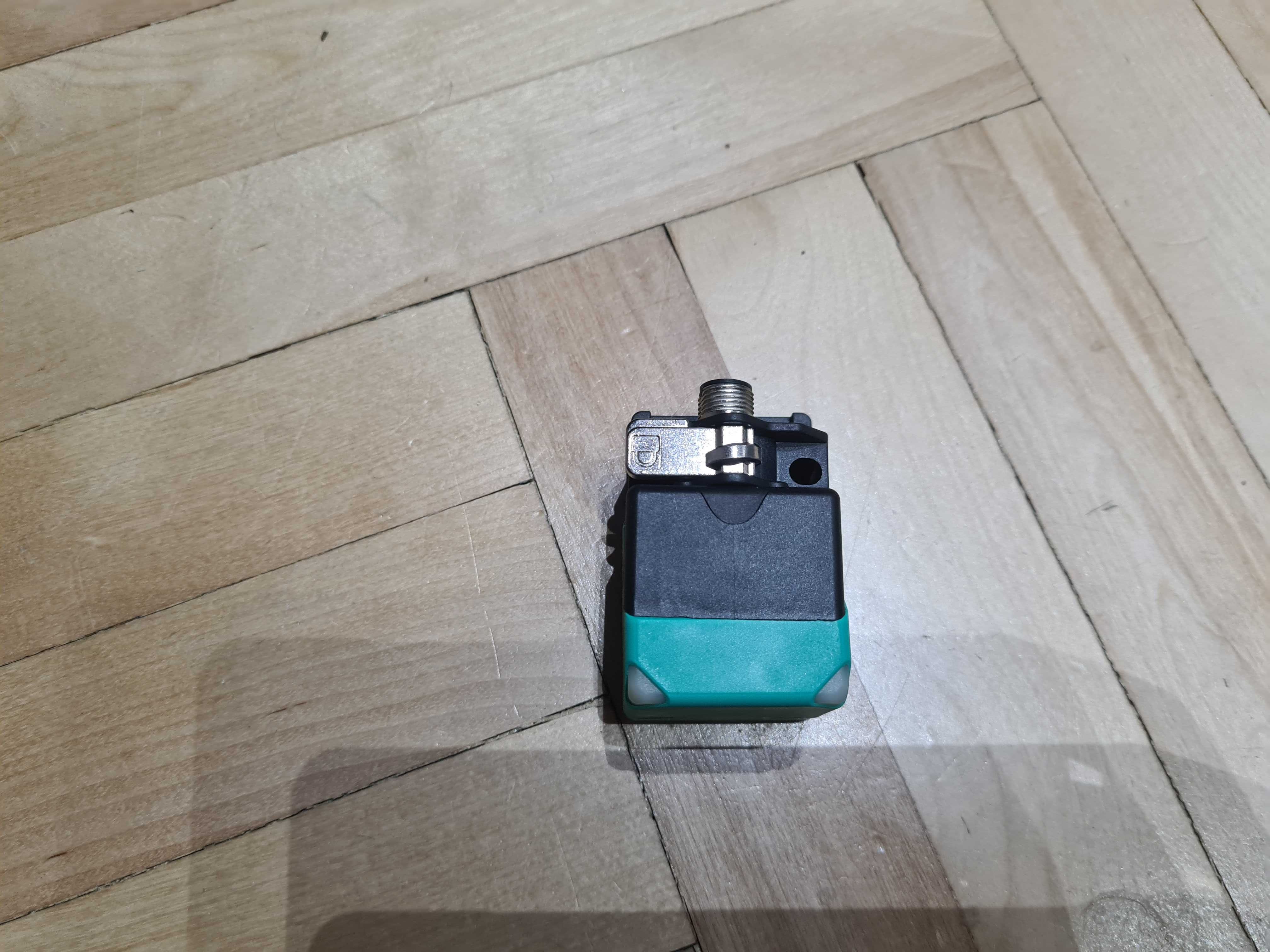 Czujnik indukcyjny Pepperl+Fuchs NBN40-L2-E2-V1