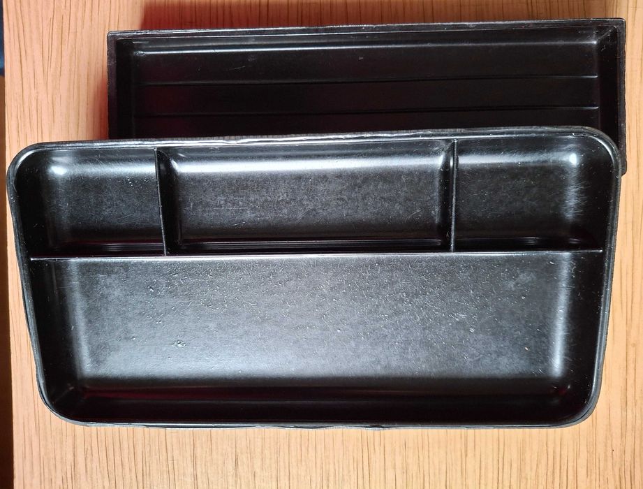 dwa stare organizery biurkowe z bakelitu z lat PRL, korytka