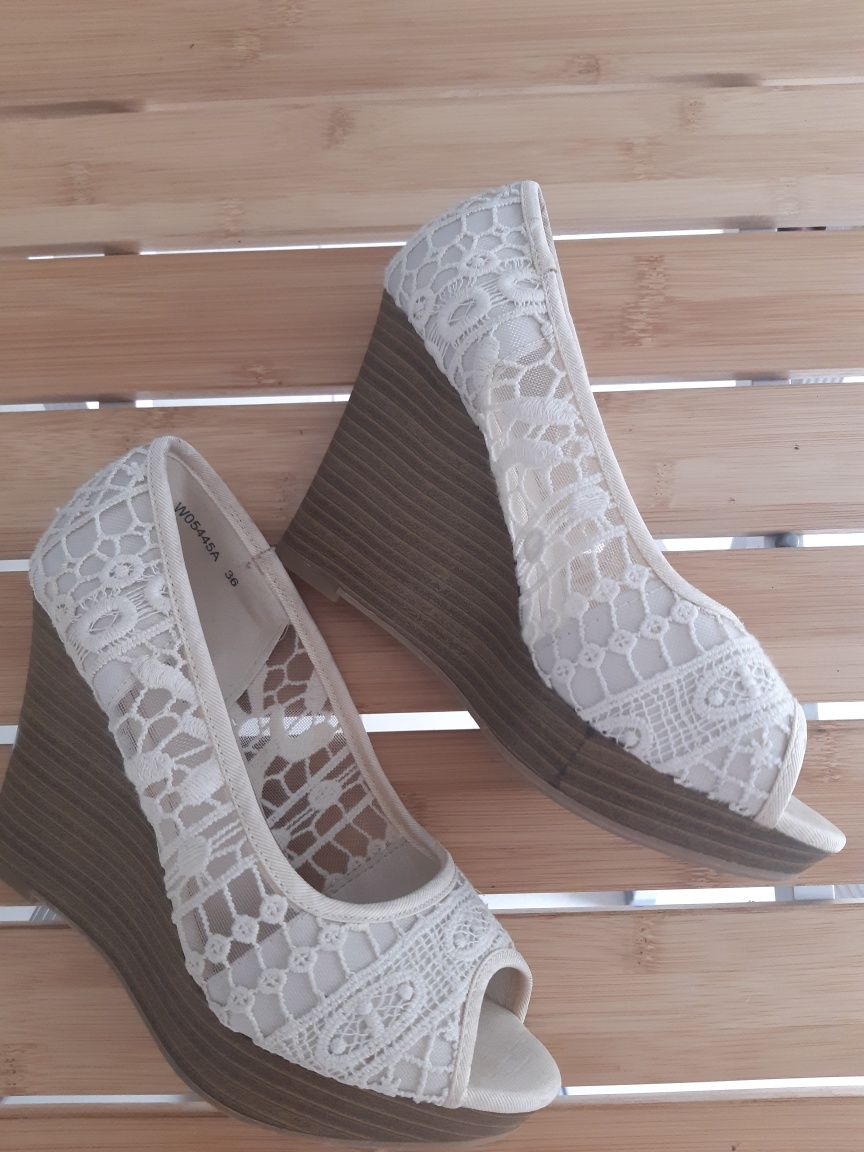 Buty na koturnie rozmiar 36 firmy T.Taccardi