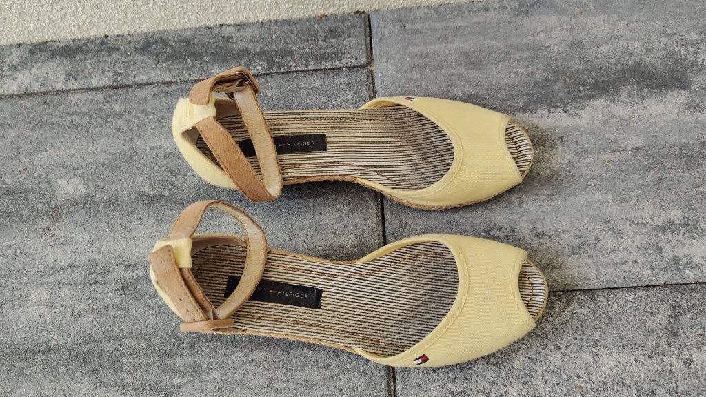 Sandały Tommy Hilfiger r. 38 / 24,5 cm koturn żółte