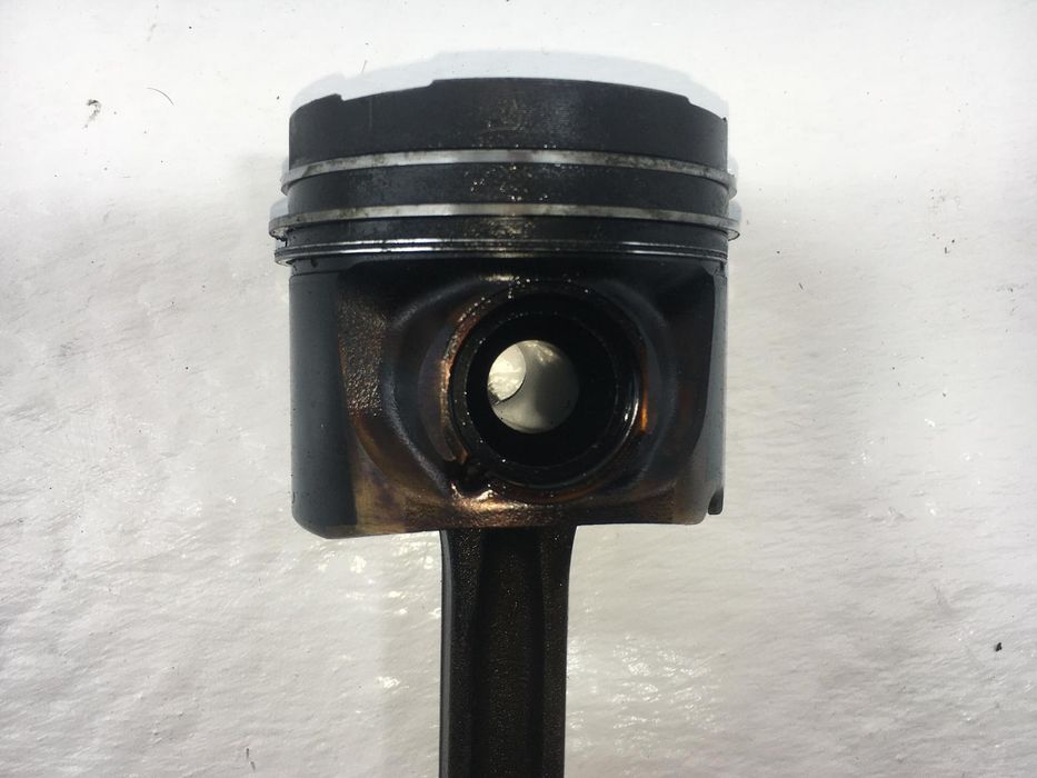 Шатун VOLVO XC60 2008-2013 (з поршнем, для двигуна D5244T) 31339269