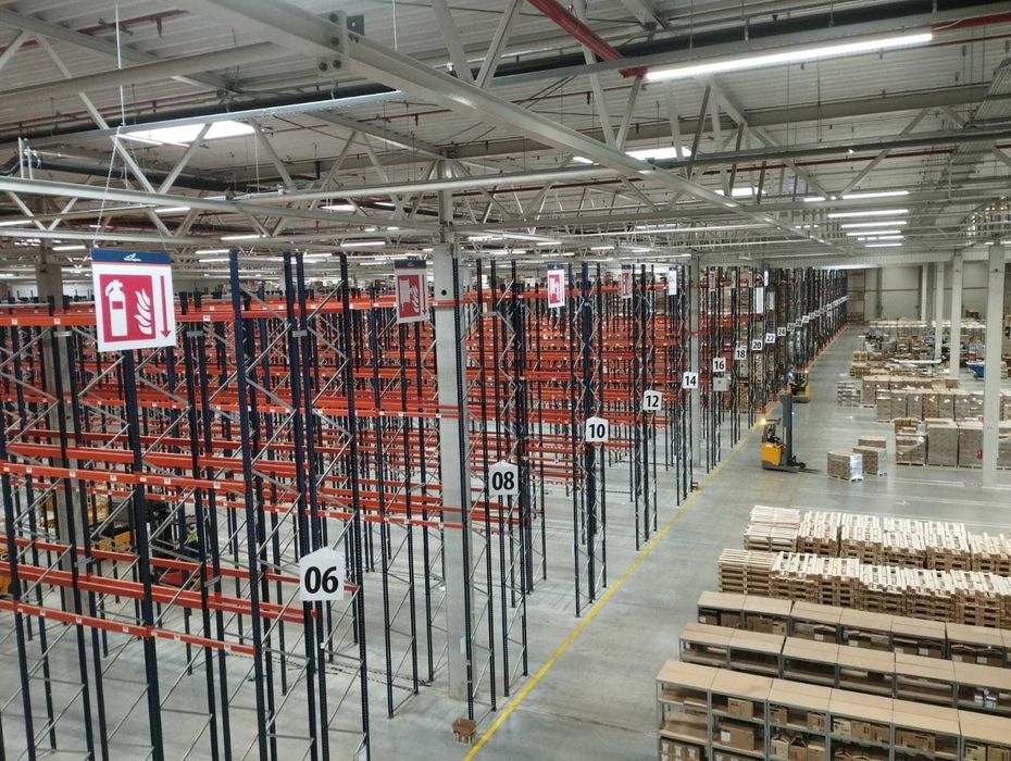 Regały magazynowe , wyposażenie magazynu