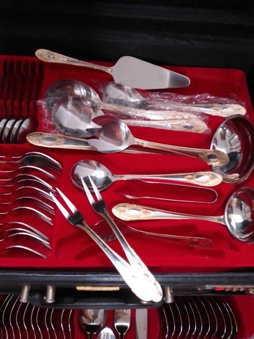 Faqueiro de 84 peças inox e dourado