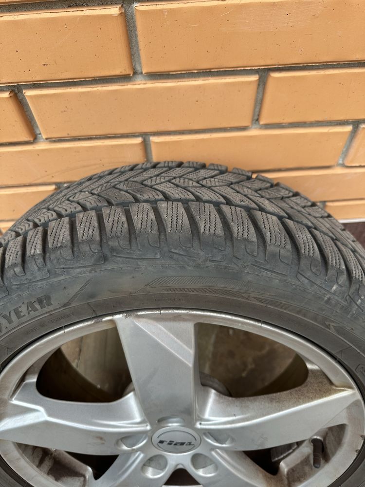 Зимові шини Goodyear 215/50 R17 на дисках